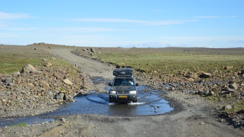 4x4 Mitsubishi Pajero with large roof tent