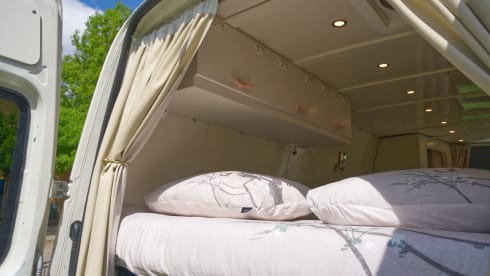 Albatros – The ultimate off-grid camper van: indoor shower, electric cooking and more