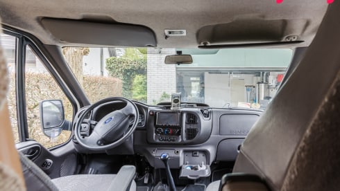 Alkoof King –  Fully equipped 6p camper with roof air conditioning and automatic leveling system
