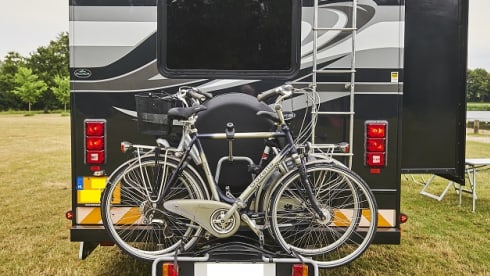 Fleetwood Ford E450 – C driving license. American 9 person big camper hire in the Netherlands