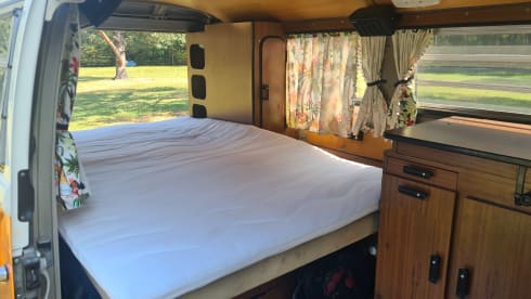 2p Volkswagen campervan uit 1969