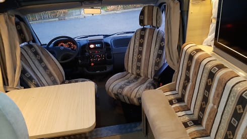 Fijne ruime camper 2 tot 6 persoons