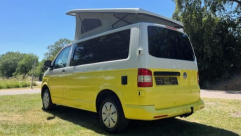Summer yellow – 4 person campervan with cozy new Woodpecker installation
