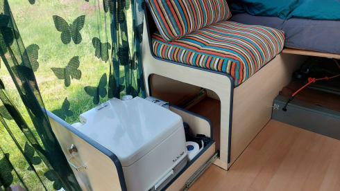 2p attractive, spacious, light Fiat bus camper
