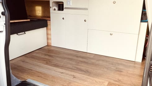 Babs – 4p Volkswagen campervan with roof bed