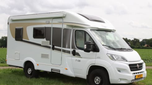 Compact! – Compact camper of 560 length with air conditioning Flash 02
