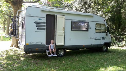 Spacious 4-5 person Hymer (very suitable for young families)