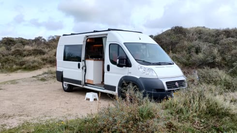 VanScheef – Mega cozy 3p Off-grid self-build camper