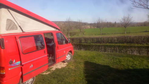 De Rode Smurf – The red smurf, reliable bus camper, for itself an entire family.