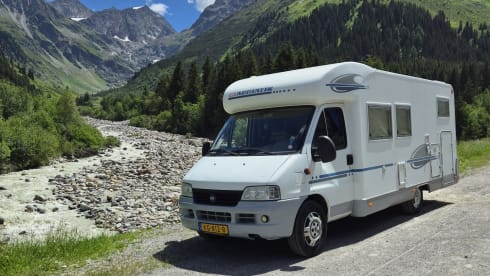 Beautiful Adria camper; single beds, air conditioning and large garage