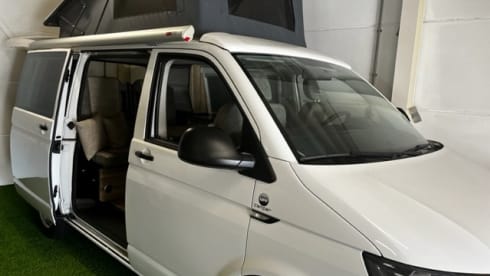 4p Volkswagen campervan uit 2017