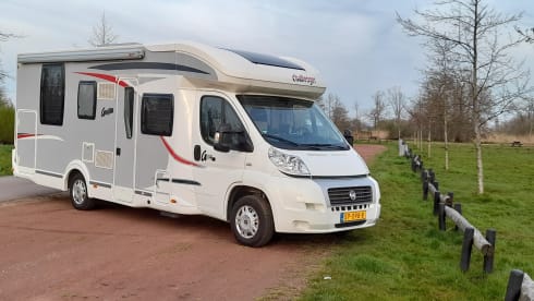 Spacious 4 person Challenger camper with queen bed