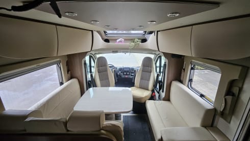 Bobby – 4p Bürstner semi-integrated uit 2014