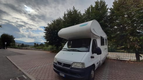 6-seater overcab McLouis Lagan 411