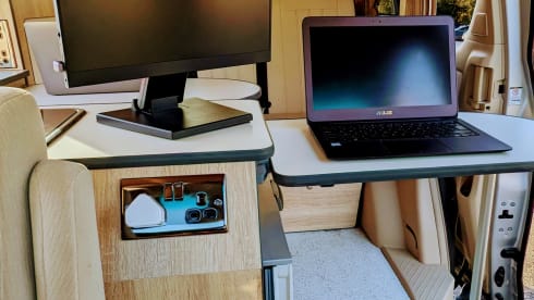 Vamos – Luxury Campervan and Nomad Office