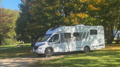 Nr. 9 Carado T459 Automaat – Premium Freedom! Very spacious luxury camper with queen-size bed and separate shower