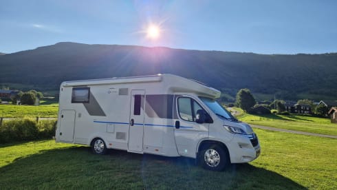 Bijna nieuwe Sunliving camper 2024 – 5p Sun Living semi-integrated uit 2024