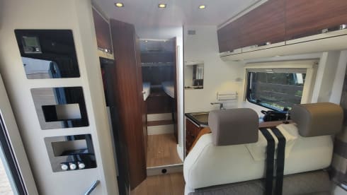XL 670 SL – Very spacious Adria alcove camper with air conditioning