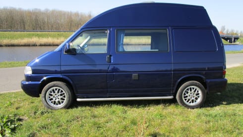 Super nice VW T4 2.5 TDI for a wonderful camper holiday.