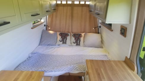 Simon – Volkswagen Crafter Luxus-Wohnmobil mit 4 Schlafplätzen