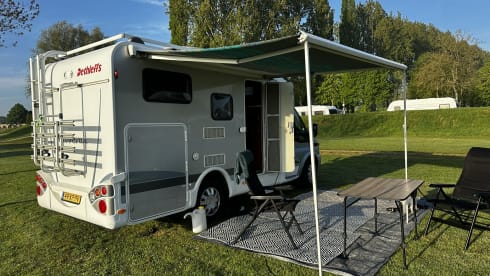June – Super cozy and complete 2p camper! 
