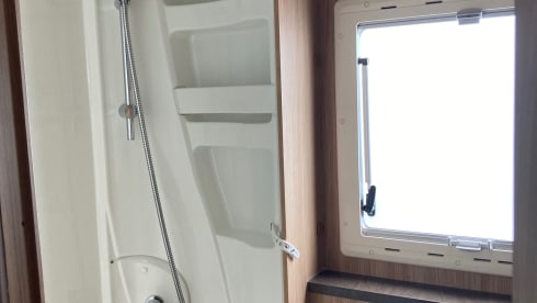 Nice, spacious alcove family camper with lots of light!