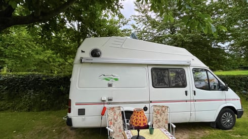 Tina – Retro Hippie Ford Transit Camper Petrol