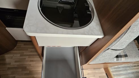 Bertha – Very Luxury, 2 or 4 person LMC semi-integral camper (automatic)