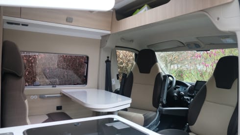 Fiat Ducato 2022 robuste avec benne longitudinale, autonome en énergie.
