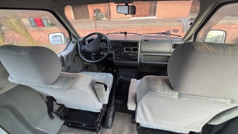 Betty de Bus – 4p Volkswagen campervan uit 1996