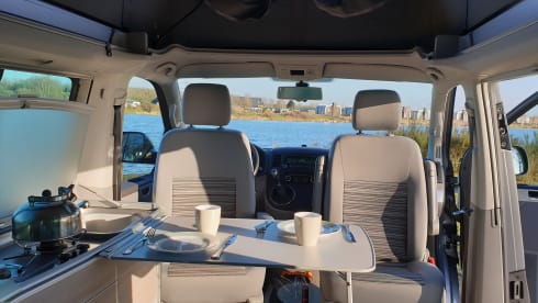 Blauw – Volkswagen T5 California Bus camper with pop-up roof.
