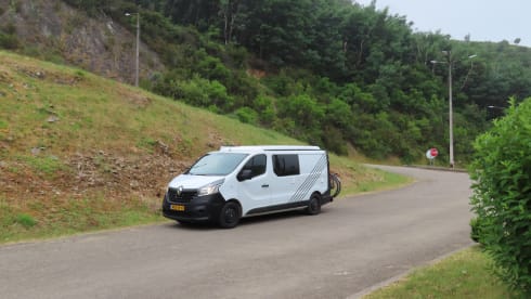 SchaafBus – Cozy campervan with sleeping pop-up roof 