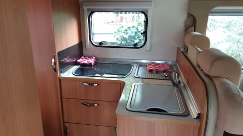 Golden Dream – Luxurious, bright, spacious, 4 pp Burstner camper