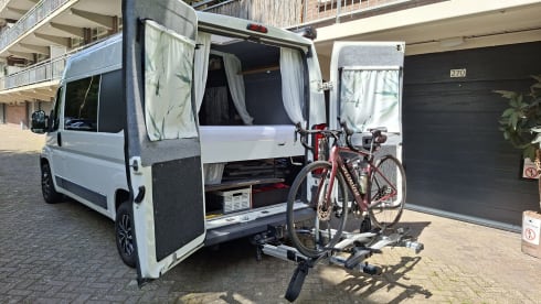 QPO "Zo wijd de wereld strekt"        " – Reliable and well-maintained bus camper.
