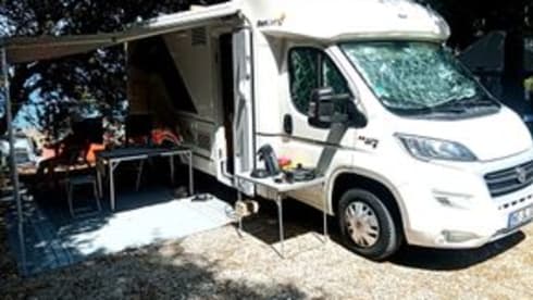 Sunliner – Semi-integrated with queen bed / 3.5 to / AHK 2000 kg