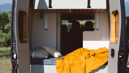 BLACK FOX – Experience the comfort and self-sufficiency of our off-grid campervan