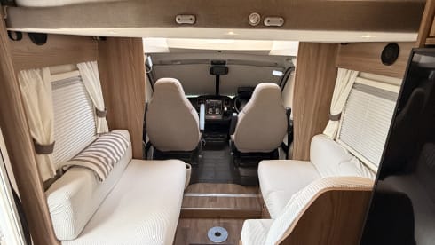 Lusia 🚐 – 4-Berth Bessacarr 424 Automatic Motorhome – 4 berth Fiat semi-integrated from 2018