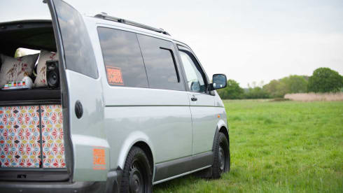 Romper Swamper – Volkswagen campervan met 2 slaapplaatsen uit 2006