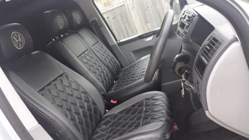 QUICK SILVER – QUICK SILVER T5.1 4 BERTH CAMPERVAN WITH POPTOP ROOF ( T32 STARTLINE LWB ) 