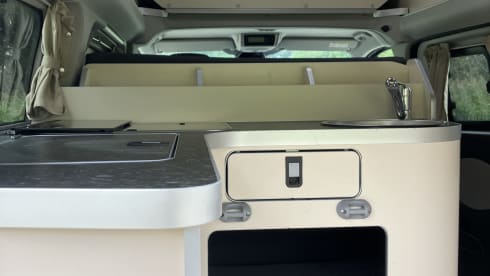 5p Ford Nugget Custom, high top – automatic, air conditioning – compact comfort