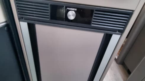 Luxe LMC buscamper voor twee met automaat en panoramadak