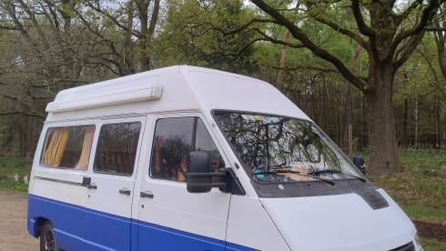 2 persoons Renault camper – On an adventure with a cheerful disco camper!