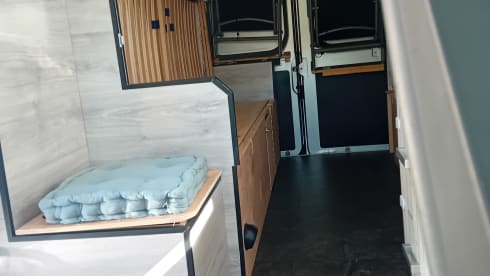 De vrijbuiter – 2p Peugeot camper van L 3/H2 from 2012
