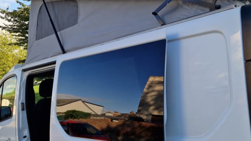 Bazza – 4 berth campervan with pop top roof