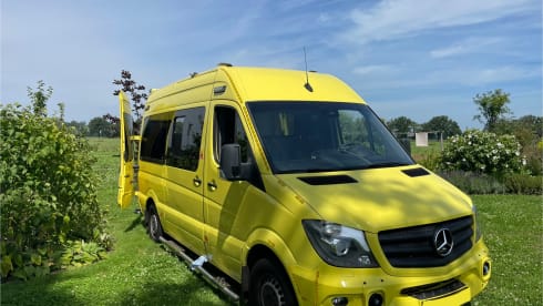 Camperlance – Camping-car confortable pour deux personnes construit soi-même (ancienne ambulance)