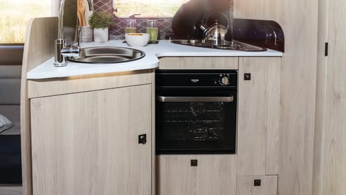 Autotrail F60 – Motorhome – Sleeps 4 – Travels 4