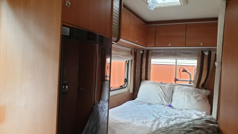 Golden Dream – Luxurious, bright, spacious, 4 pp Burstner camper