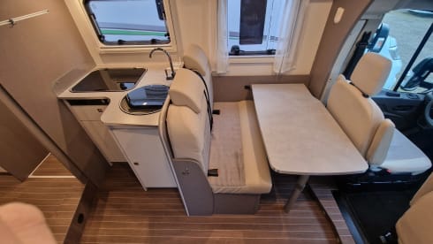 Luxe Etrusco Automaat met enkele bedden/hefbed ,grote garage