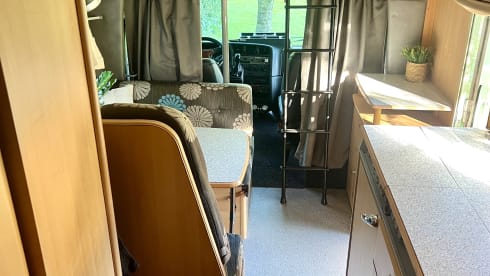 Met nieuwe navigatie, garage, airco en fietsendrager  – Comfortable family camper: see last minute August