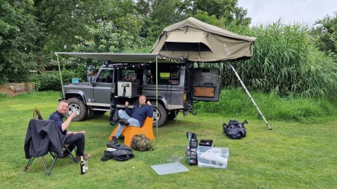 2.5p Landrover Defender 4x4 expedition car 
